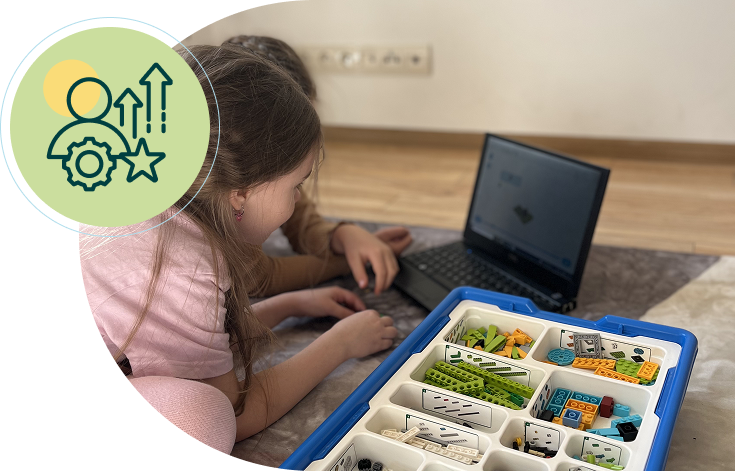 Dzieci podczas zajęć w Place I Need Academy oraz ikona symbolizująca rozwój