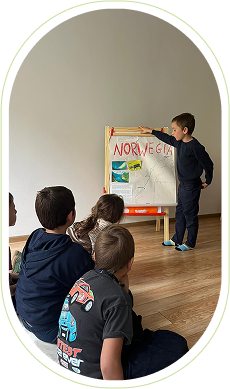 Dzieci podczas zajęć w Place I Need Academy