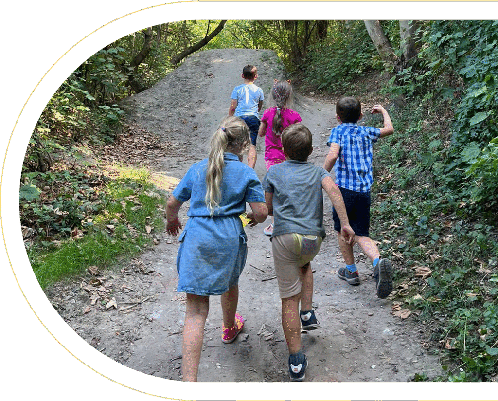 Dzieci podczas zajęć w Place I Need Academy