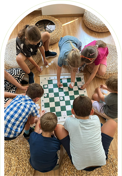 Dzieci podczas zajęć w Place I Need Academy